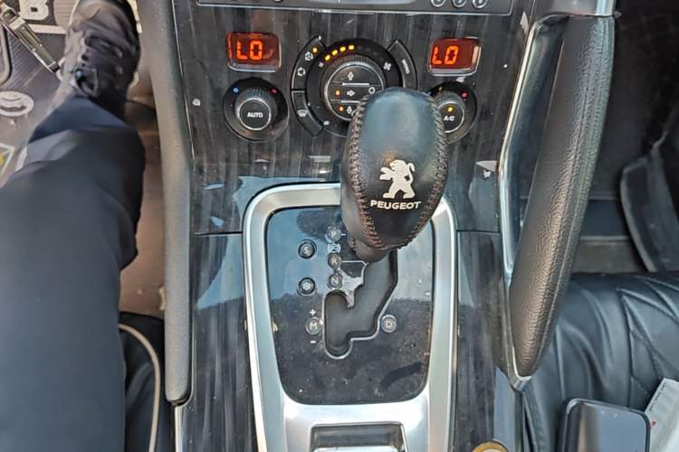Used Peugeot 3008 2013 1.6THP Automatic Prestige Edition Gear Lever