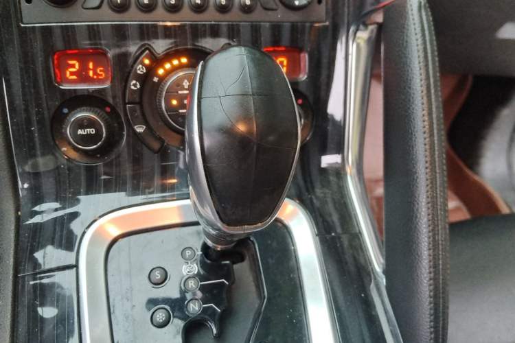 Used Peugeot 3008 2013 2.0L Automatic Trend Edition Gear Lever