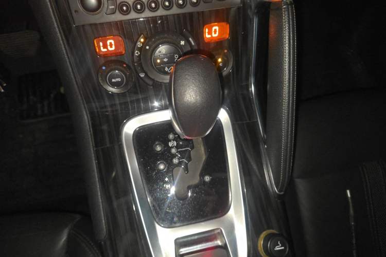 Used Peugeot 3008 2013 2.0L Automatic Trend Edition Gear Lever