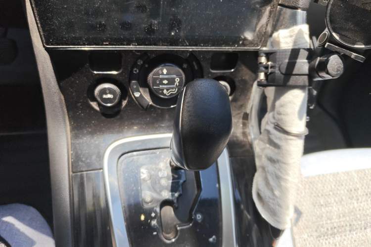 Used Peugeot 3008 2013 1.6THP Automatic Prestige Edition Gear Lever