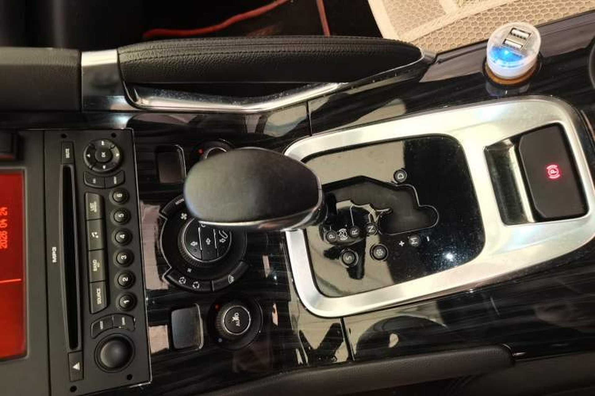 Used Peugeot 3008 2013 2.0L Automatic Trend Edition Gear Lever