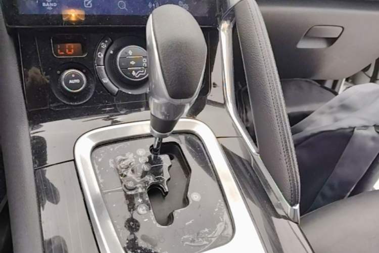 Used Peugeot 3008 2013 2.0L Automatic Trend Edition Gear Lever