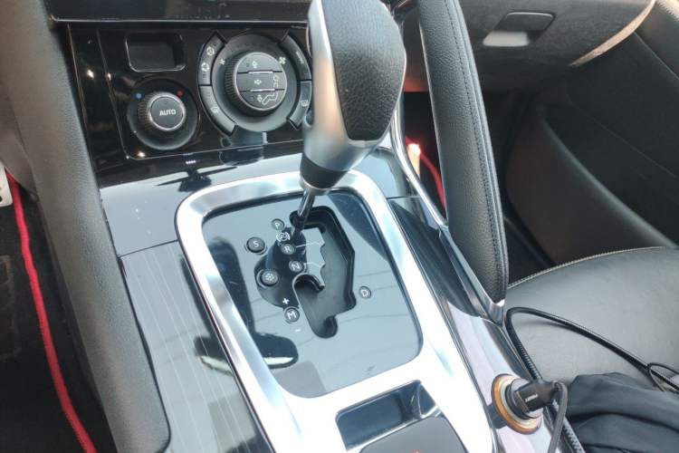Used Peugeot 3008 2013 1.6THP Automatic Prestige Edition Gear Lever