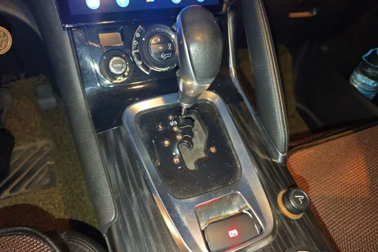 Used Peugeot 3008 2013 2.0L Automatic Trend Edition Gear Lever