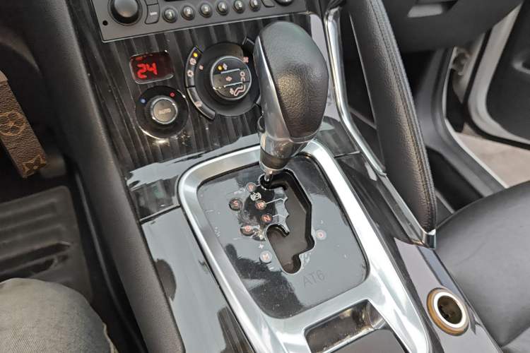 Used Peugeot 3008 2013 2.0L Automatic Trend Edition Gear Lever