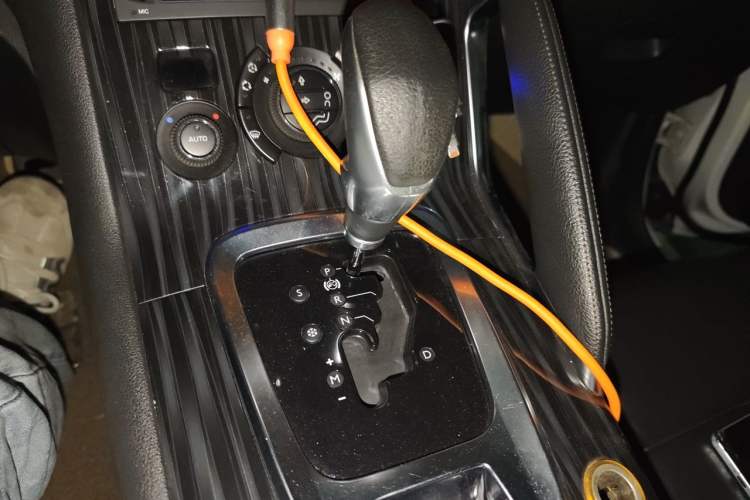 Used Peugeot 3008 2013 2.0L Automatic Trend Edition Gear Lever