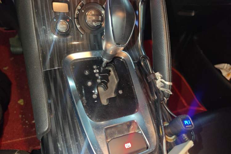 Used Peugeot 3008 2013 2.0L Automatic Trend Edition Gear Lever