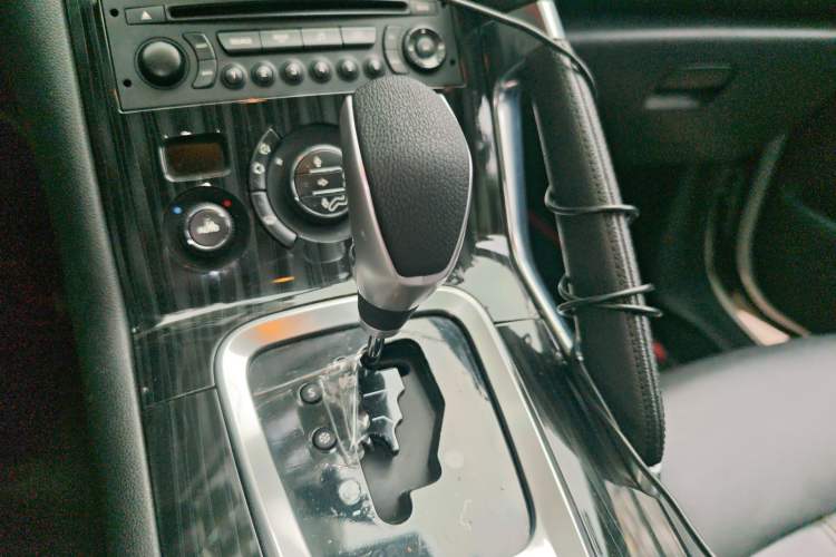Used Peugeot 3008 2013 2.0L Automatic Trend Edition Gear Lever