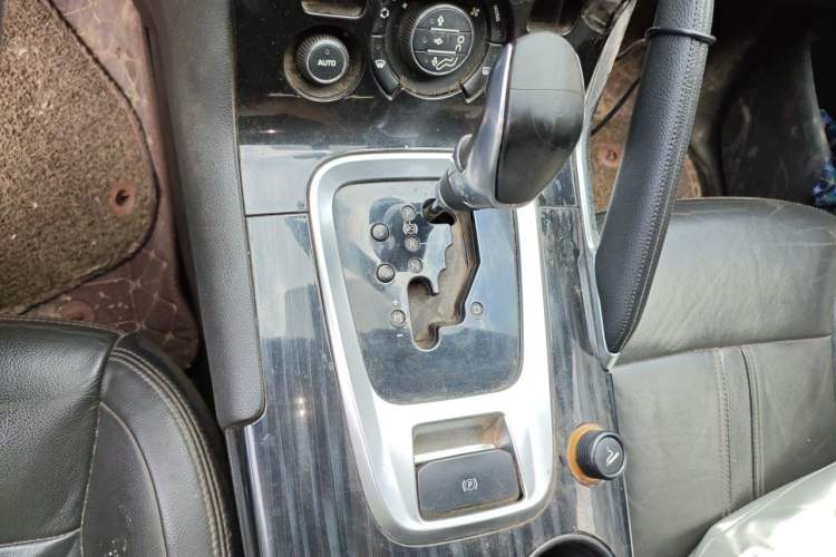 Used Peugeot 3008 2013 2.0L Automatic Trend Edition Gear Lever
