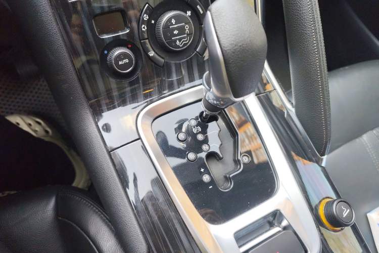 Used Peugeot 3008 2013 2.0L Automatic Trend Edition Gear Lever