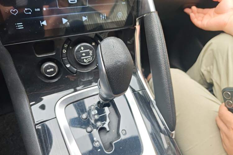 Used Peugeot 3008 2013 1.6THP Automatic Trend Edition Gear Lever