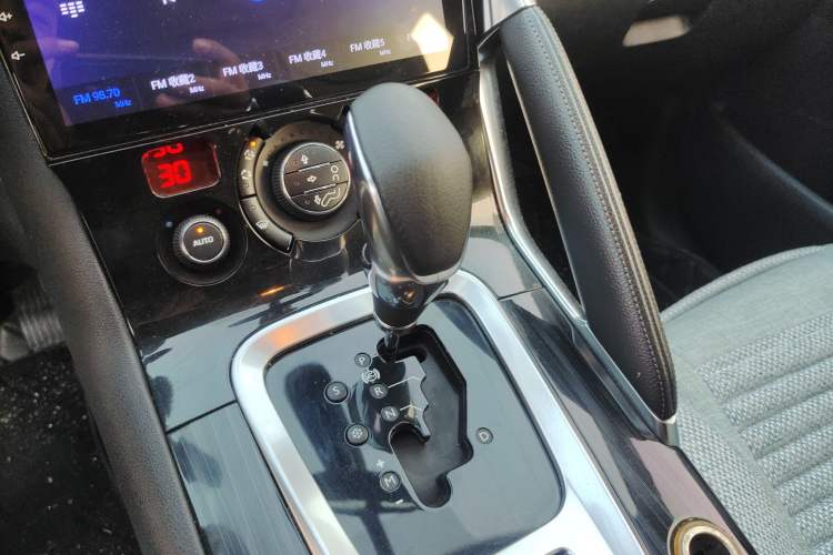 Used Peugeot 3008 2013 1.6THP Automatic Prestige Edition Gear Lever