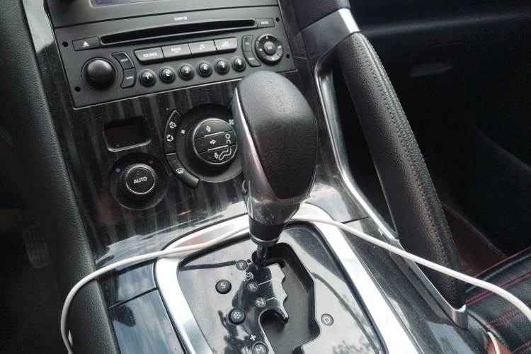 Used Peugeot 3008 2013 2.0L Automatic Trend Edition Gear Lever