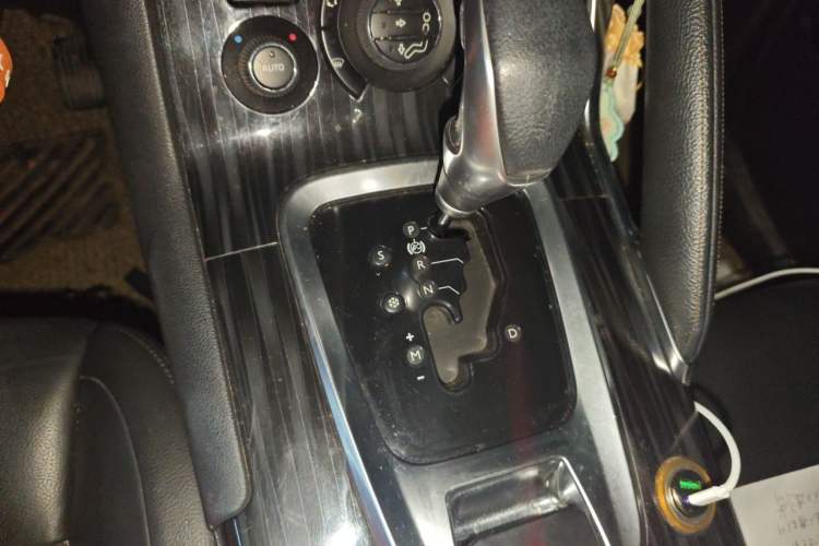 Used Peugeot 3008 2013 2.0L Automatic Trend Edition Gear Lever