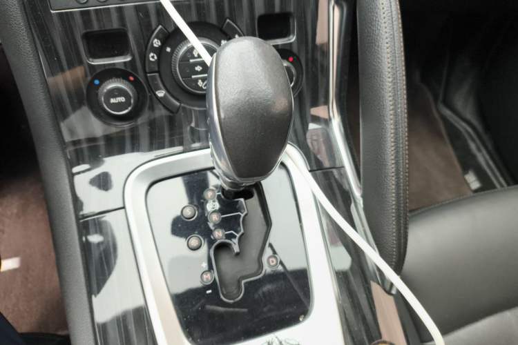Used Peugeot 3008 2013 1.6THP Automatic Prestige Edition Gear Lever