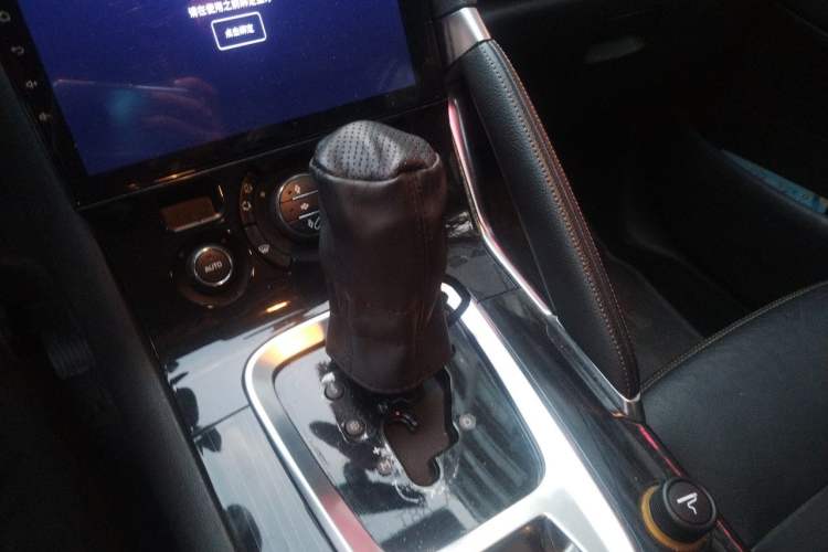 Used Peugeot 3008 2013 2.0L Automatic Trend Edition Gear Lever