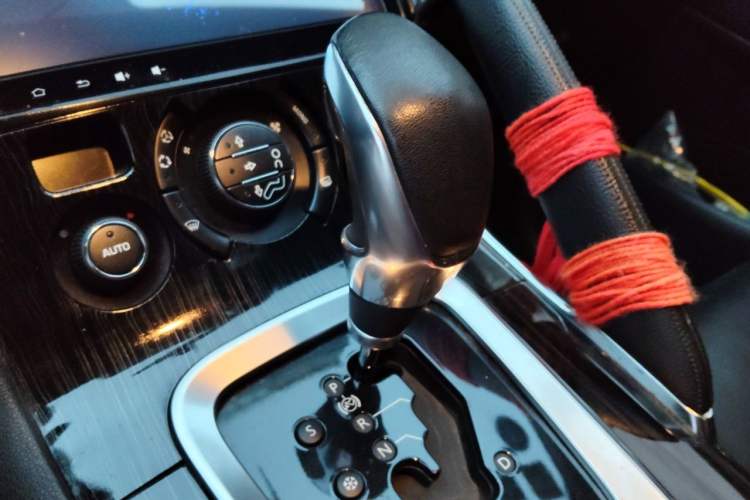 Used Peugeot 3008 2013 2.0L Automatic Trend Edition Gear Lever