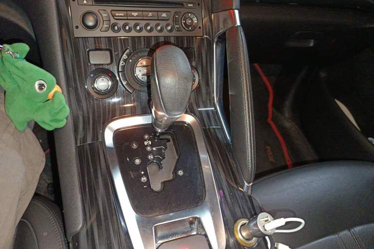 Used Peugeot 3008 2013 1.6THP Automatic Trend Edition Gear Lever