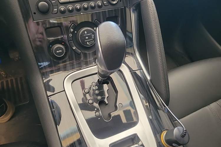 Used Peugeot 3008 2013 2.0L Automatic Trend Edition Gear Lever