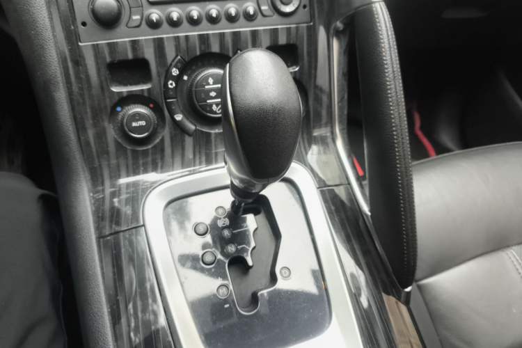 Used Peugeot 3008 2013 2.0L Automatic Trend Edition Gear Lever