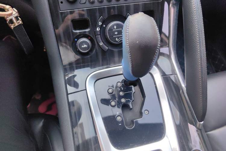 Used Peugeot 3008 2013 1.6THP Automatic Trend Edition Gear Lever