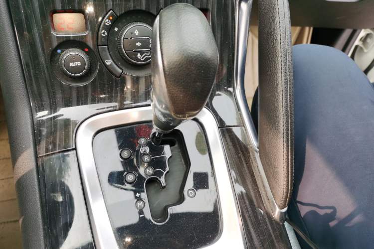 Used Peugeot 3008 2013 1.6THP Automatic Prestige Edition Gear Lever