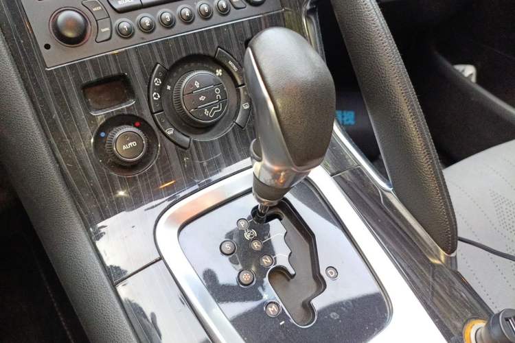 Used Peugeot 3008 2013 2.0L Automatic Trend Edition Gear Lever
