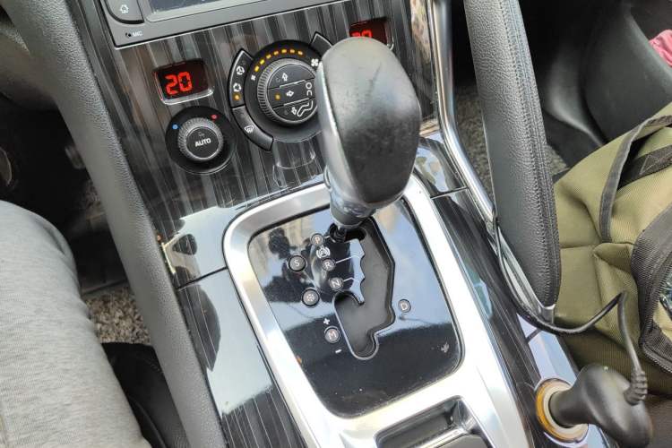 Used Peugeot 3008 2013 2.0L Automatic Trend Edition Gear Lever