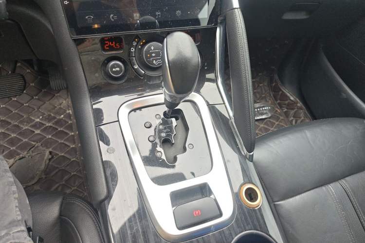 Used Peugeot 3008 2013 2.0L Automatic Trend Edition Gear Lever