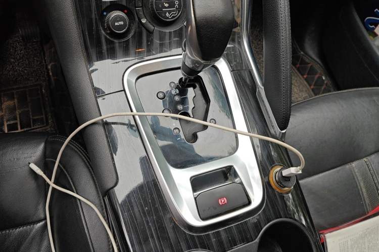 Used Peugeot 3008 2013 2.0L Automatic Trend Edition Gear Lever