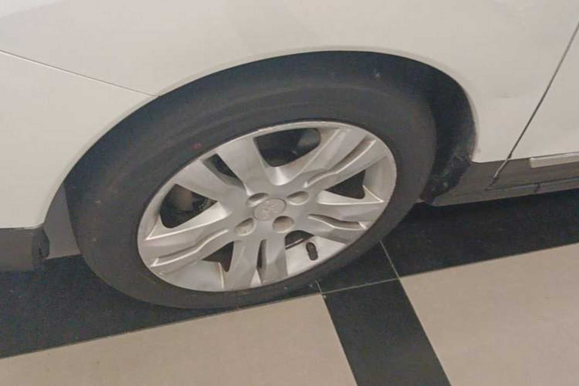 Used Peugeot 3008 2013 1.6THP Automatic Prestige Edition Left Front Wheel Hub