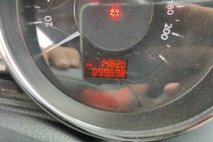 Used Peugeot 3008 2013 2.0L Automatic Trend Edition Odometer Close Up
