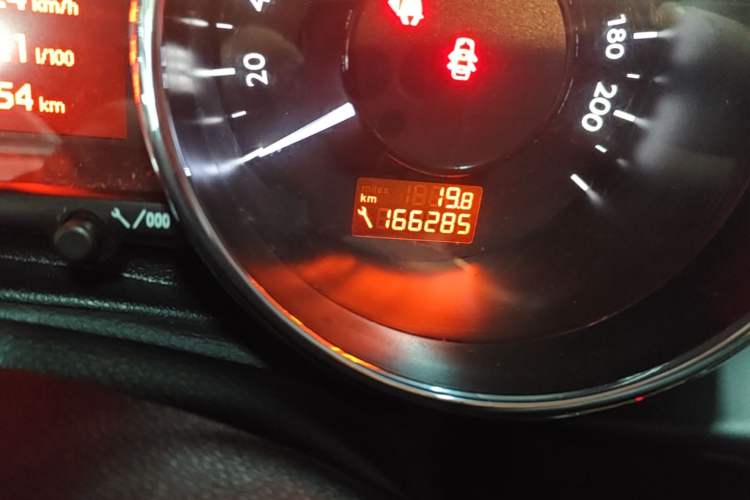 Used Peugeot 3008 2013 2.0L Automatic Classic Edition Odometer Close Up