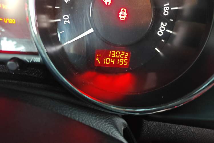 Used Peugeot 3008 2013 2.0L Automatic Classic Edition Odometer Close Up