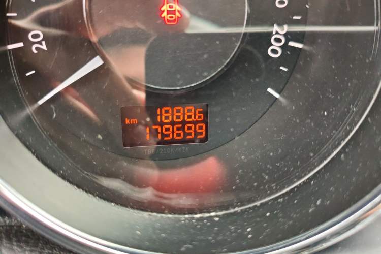 Used Peugeot 3008 2013 1.6THP Automatic Prestige Edition Odometer Close Up
