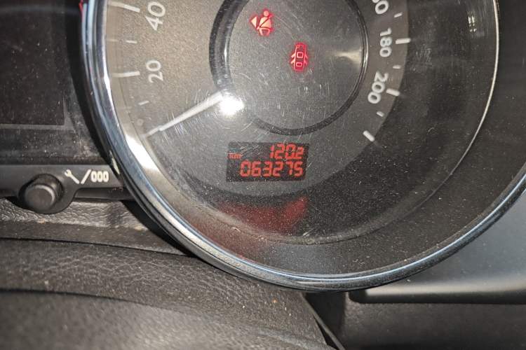 Used Peugeot 3008 2013 2.0L Automatic Trend Edition Odometer Close Up