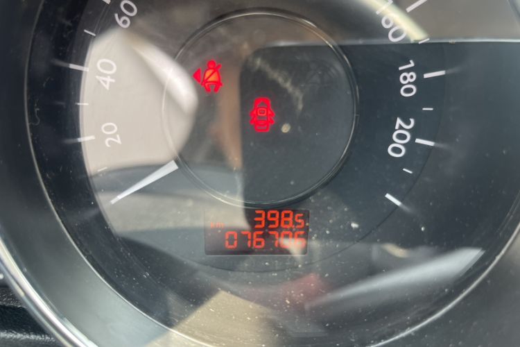 Used Peugeot 3008 2013 1.6THP Automatic Prestige Edition Odometer Close Up
