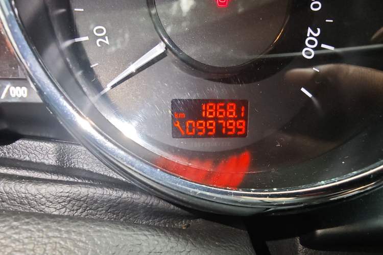 Used Peugeot 3008 2013 2.0L Automatic Trend Edition Odometer Close Up