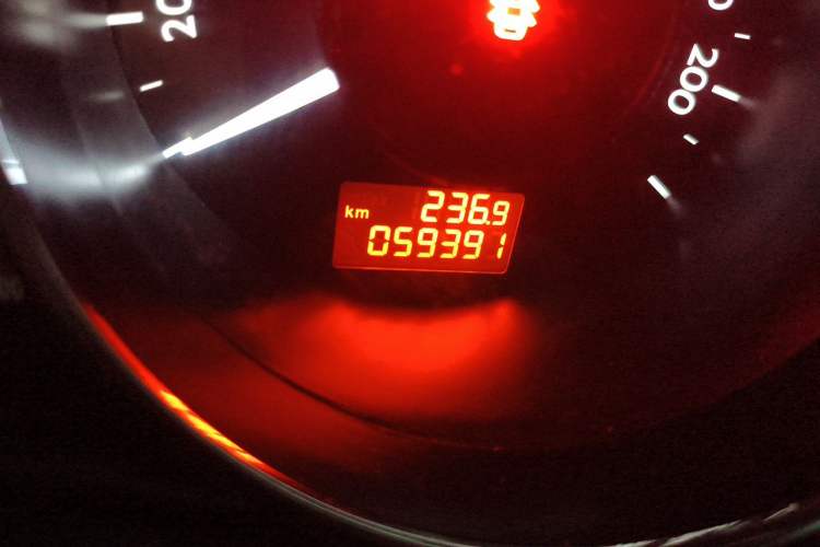 Used Peugeot 3008 2013 1.6THP Roland Garros Edition Odometer Close Up