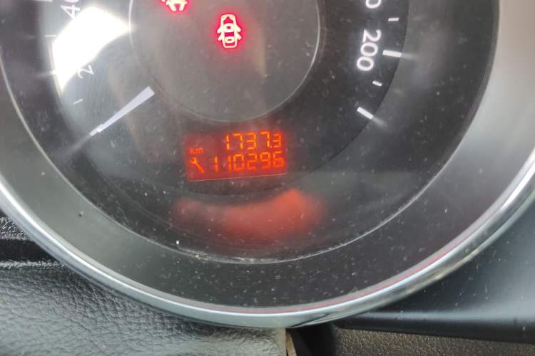 Used Peugeot 3008 2013 1.6THP Automatic Prestige Edition Odometer Close Up