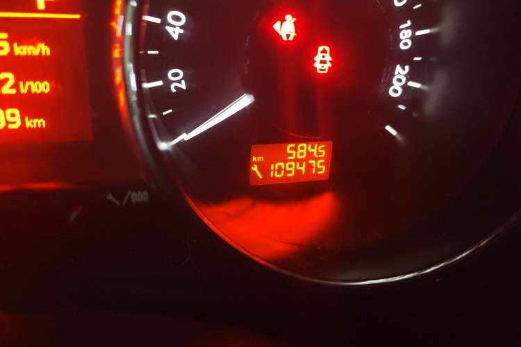 Used Peugeot 3008 2013 2.0L Automatic Trend Edition Odometer Close Up