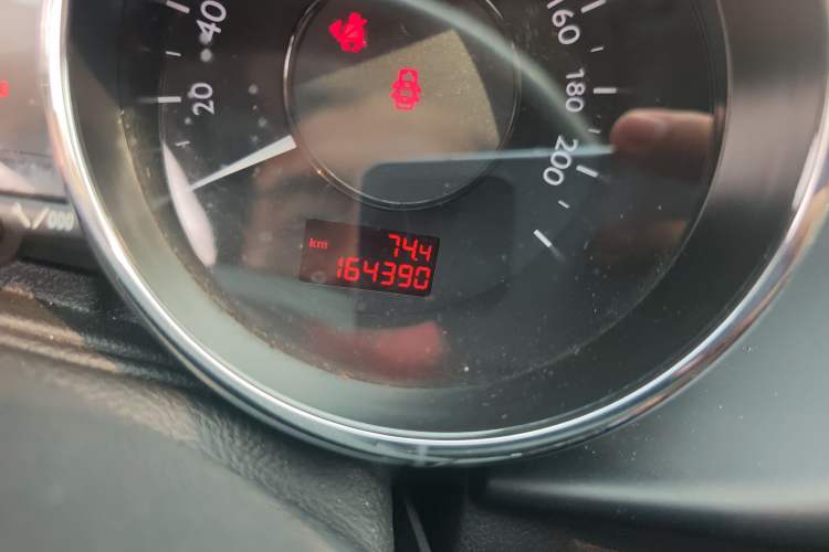 Used Peugeot 3008 2013 2.0L Automatic Trend Edition Odometer Close Up