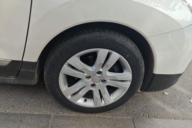 Used Peugeot 3008 2013 1.6THP Automatic Prestige Edition Right Front Wheel Hub