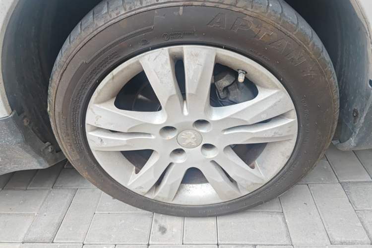 Used Peugeot 3008 2013 1.6THP Automatic Prestige Edition Right Front Wheel Hub