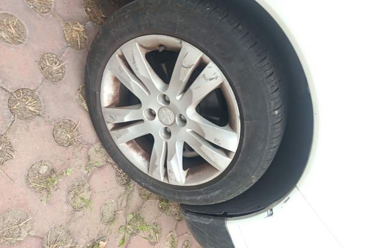 Used Peugeot 3008 2013 1.6THP Automatic Prestige Edition Right Front Wheel Hub