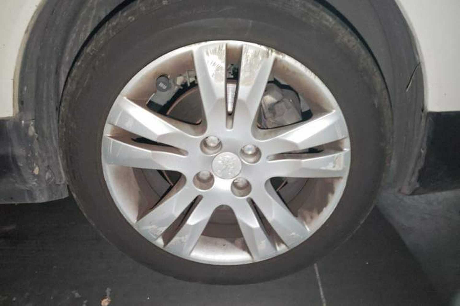 Used Peugeot 3008 2013 2.0L Automatic Trend Edition Right Front Wheel Hub