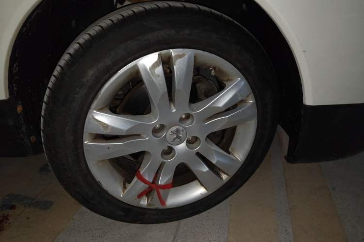 Used Peugeot 3008 2013 1.6THP Automatic Prestige Edition Right Front Wheel Hub