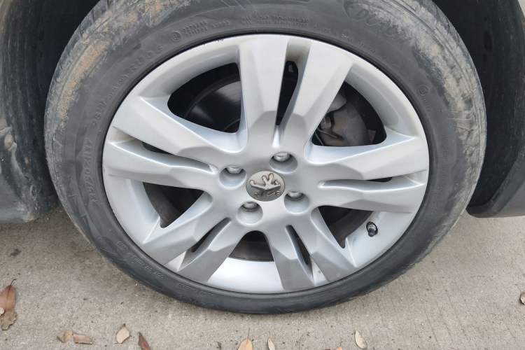 Used Peugeot 3008 2013 1.6THP Automatic Prestige Edition Right Front Wheel Hub