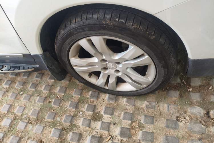 Used Peugeot 3008 2013 1.6THP Automatic Prestige Edition Right Front Wheel Hub