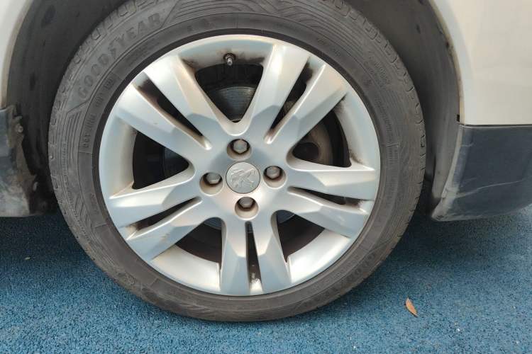 Used Peugeot 3008 2013 1.6THP Automatic Trend Edition Right Front Wheel Hub